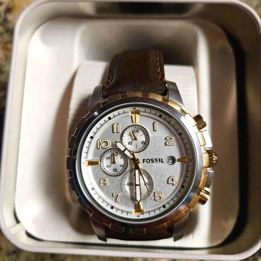 Men's New Fossil wristwatch with leather band.